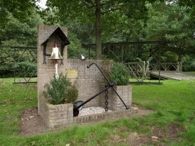 Het monument op de oude lokatie in WEZEP.
